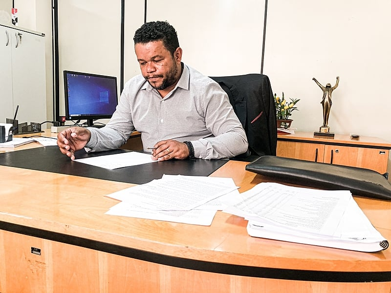 Profissional Focado em Análise Documental no Escritório