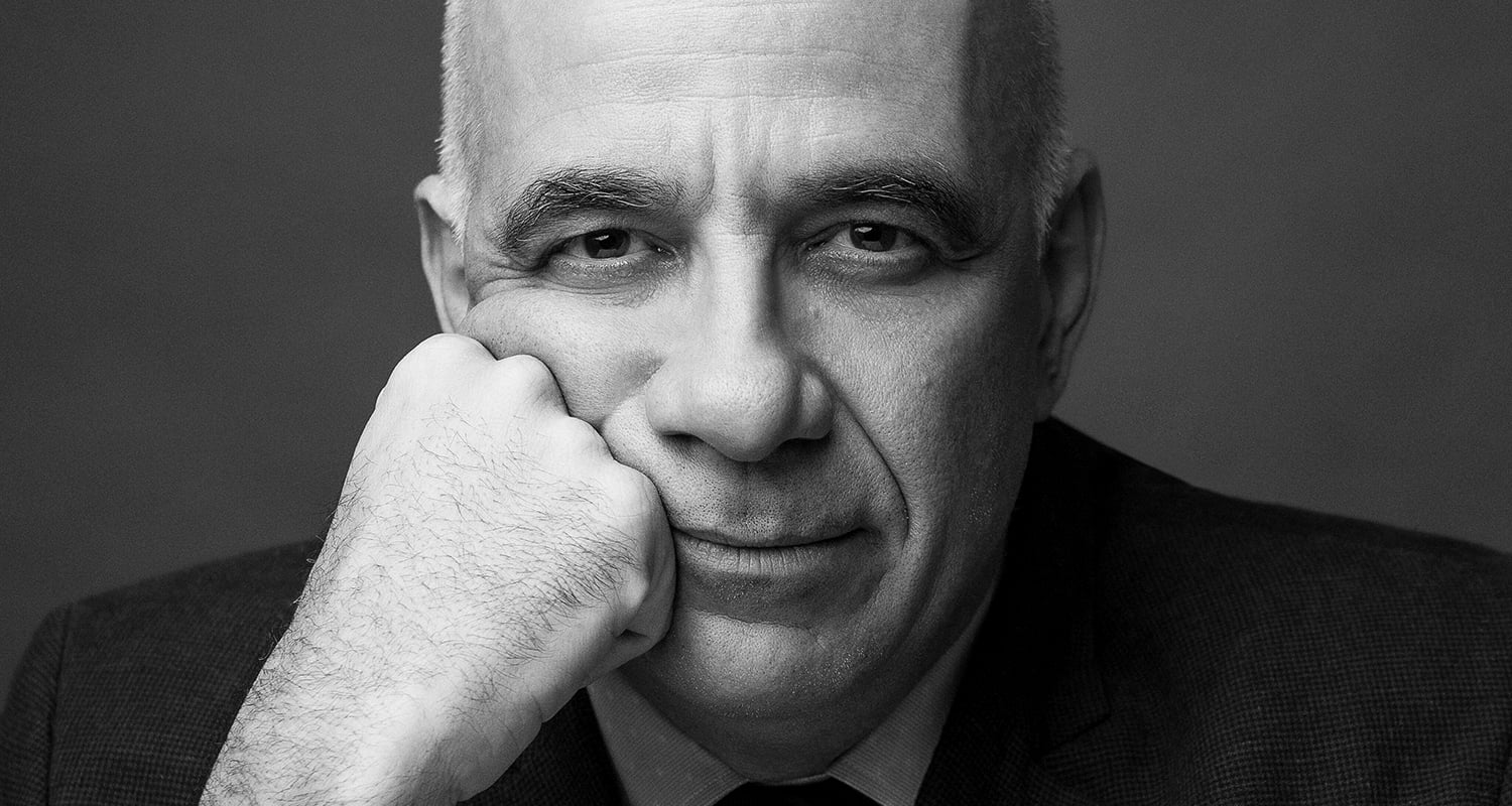 Retrato Pensativo: Homem com Expressão Serena