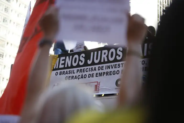 Protesto por Menos Juros e Emprego no Brasil
