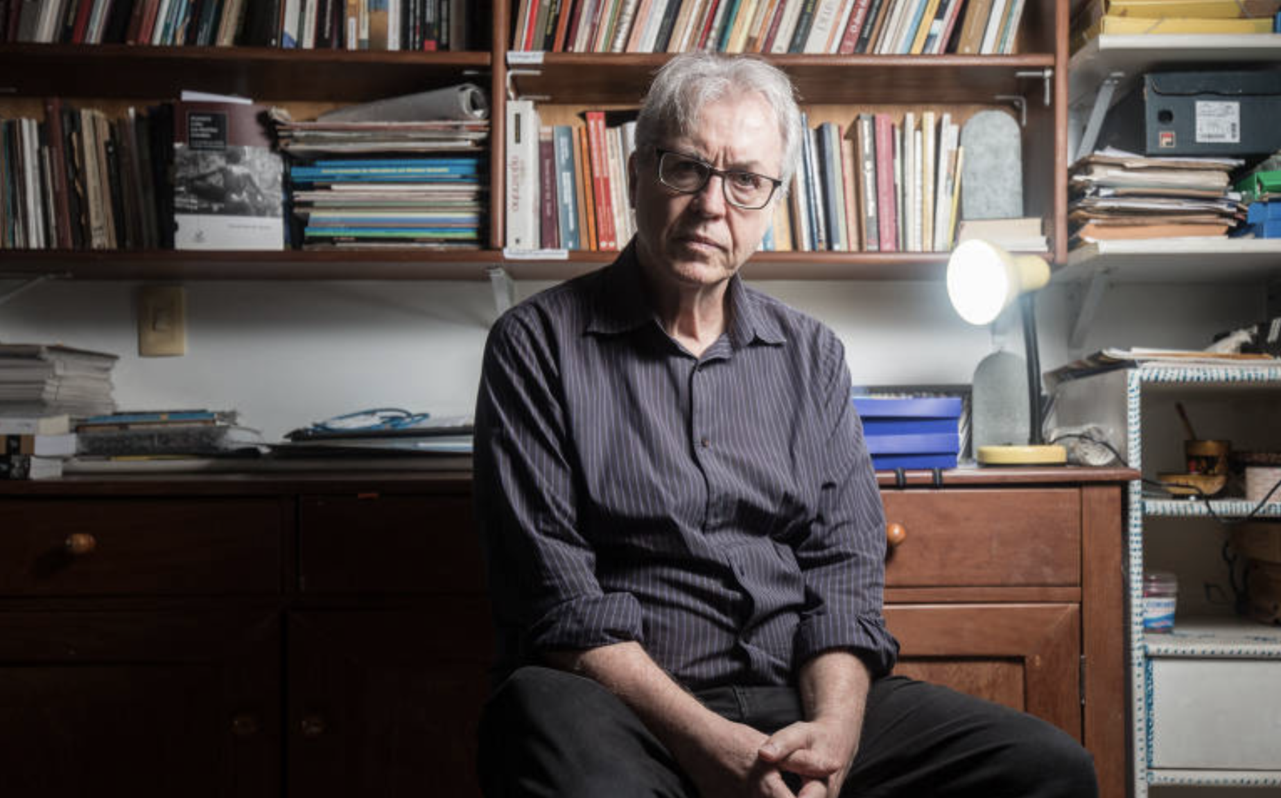 Intelectual Sereno em Escritório com Livros