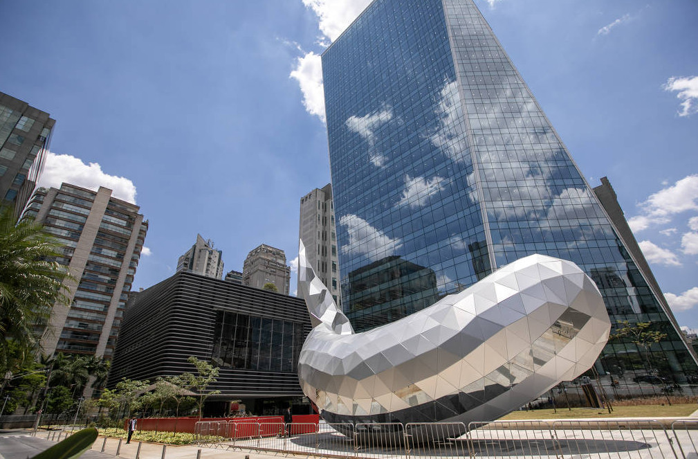 Arquitetura Moderna e Arte Urbana em Cenário Metropolitano