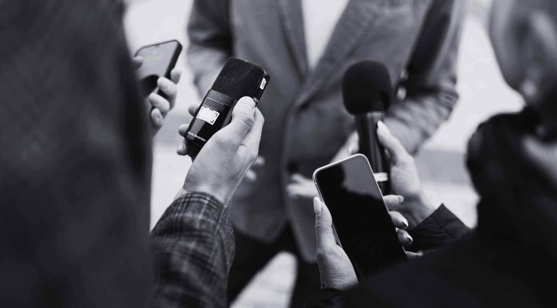 Jornalistas cobrem evento: Mídias gravam pronunciamento.