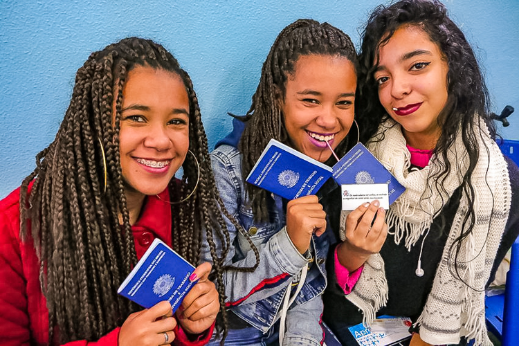 Jovens Brasileiras Celebrando Futuro e Trabalho Formal