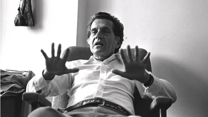 Homem em discurso enfático, mãos levantadas