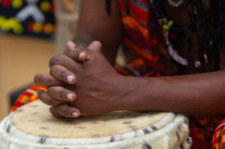 Mãos sobre Tambor: Ritmo, Cultura e Ancestralidade Negra