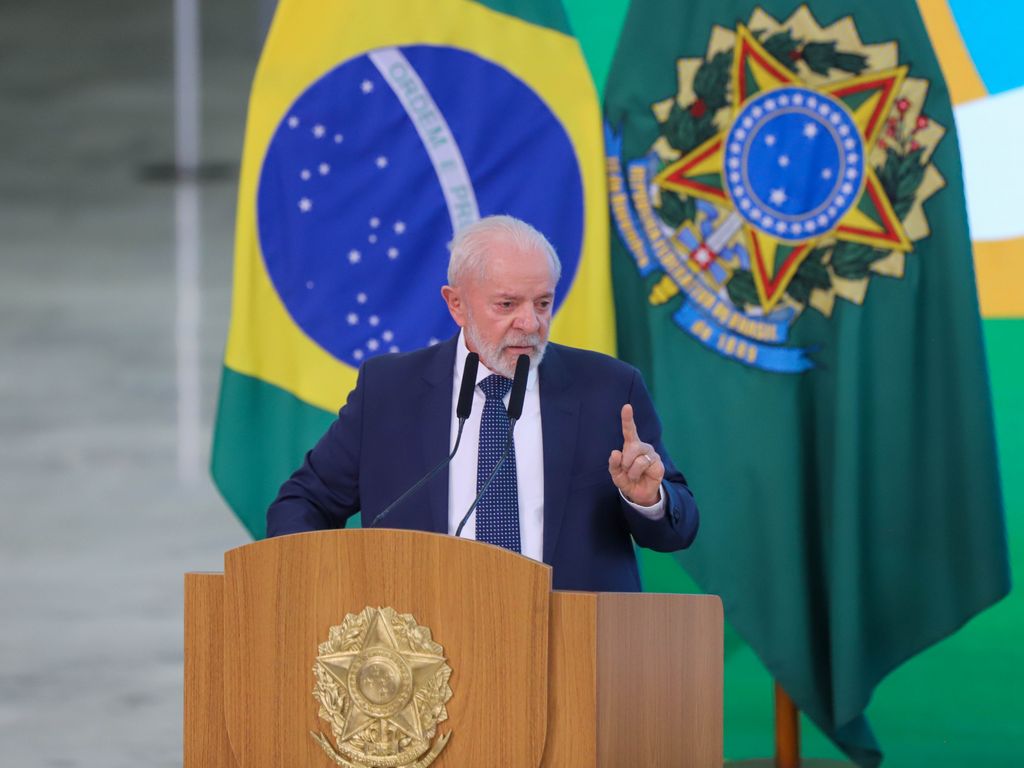 Lula em Discurso: Liderança e Símbolos Nacionais