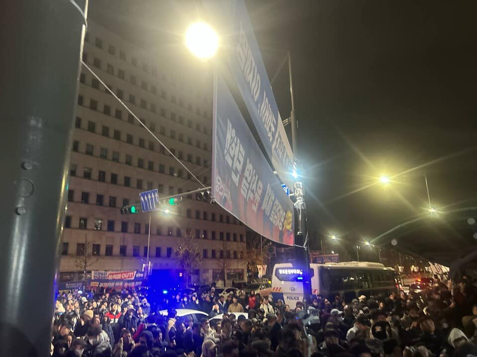 **Protesto Coreano Noturno: Abaixo a Ditadura, Pela Democracia**