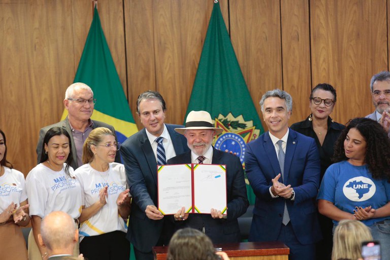 Lula assina decreto rodeado por ministros e ativistas