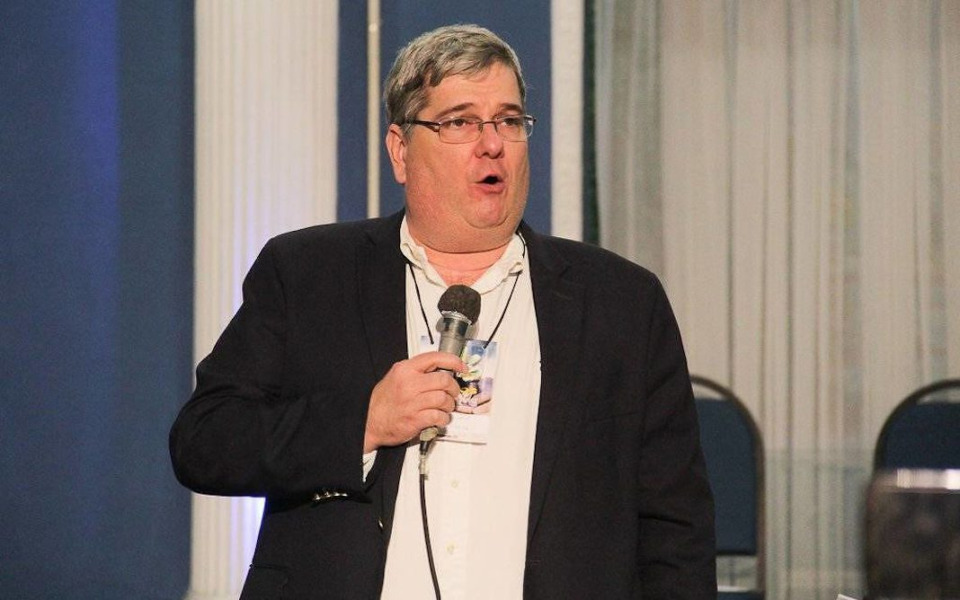 Palestrante com Microfone em Evento da Fundação Perseu Abramo