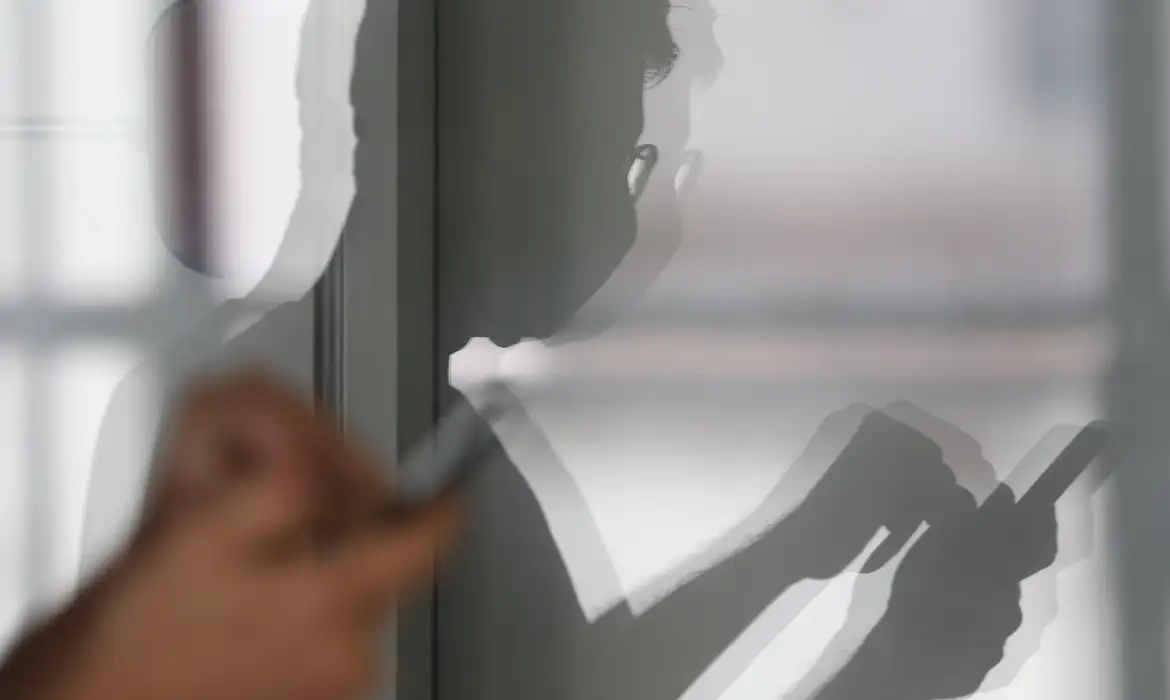 Conexão Digital em Sombras: Múltiplas Perspectivas na Tela