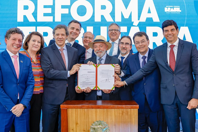 Lula e Autoridades Celebram Assinatura da Reforma Tributária