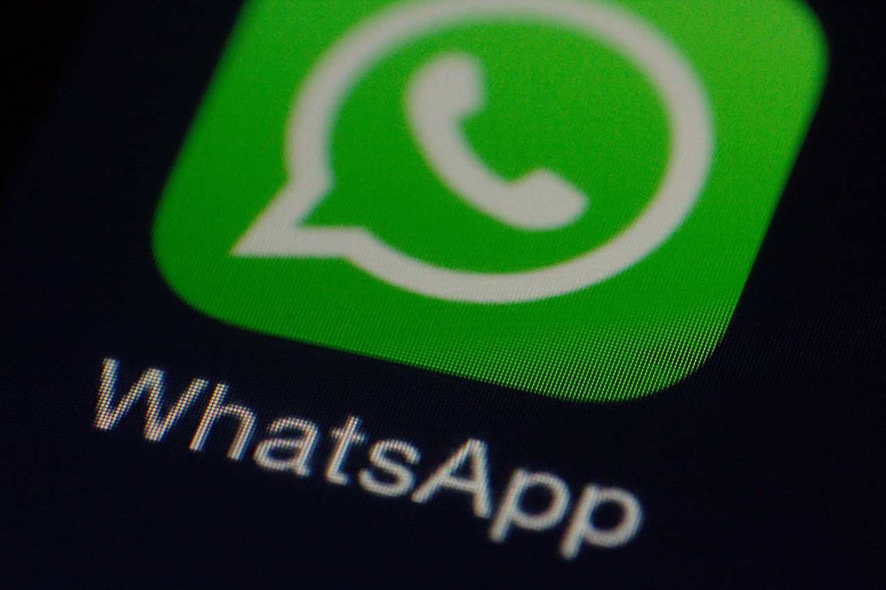 Logo WhatsApp em Tela Digital para Comunicação