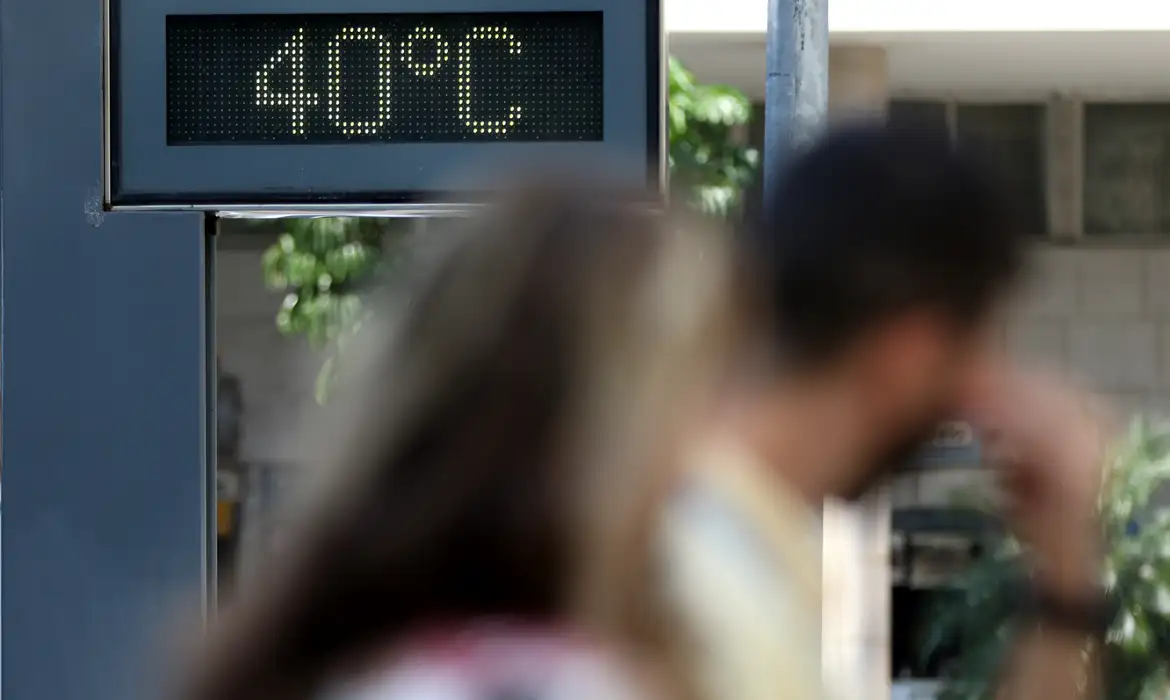 Termômetro Digital Marca 40°C em Meio Urbano
