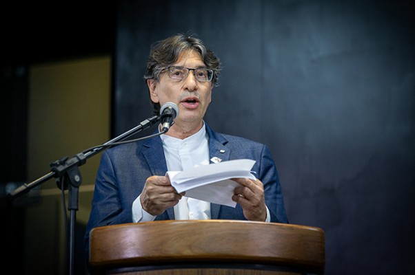 Palestrante Discursa em Evento com Púlpito e Microfone