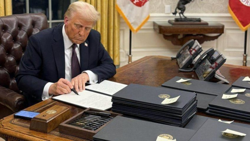 Donald Trump Assinando Decretos no Salão Oval