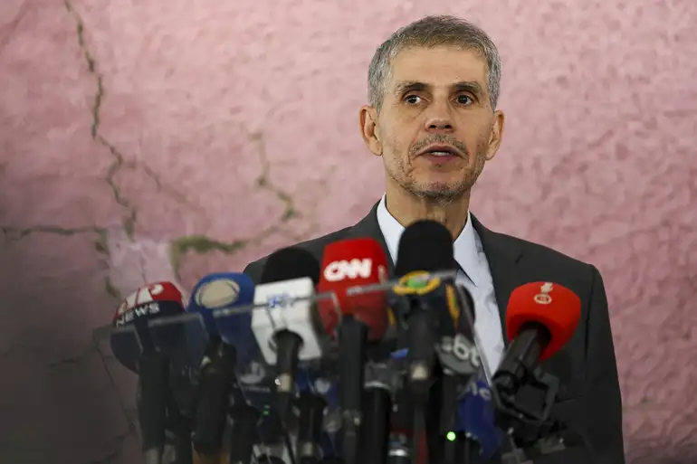 Autoridade em coletiva de imprensa com microfones