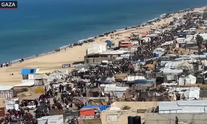 Gaza: Multidão na praia e acampamentos de refugiados