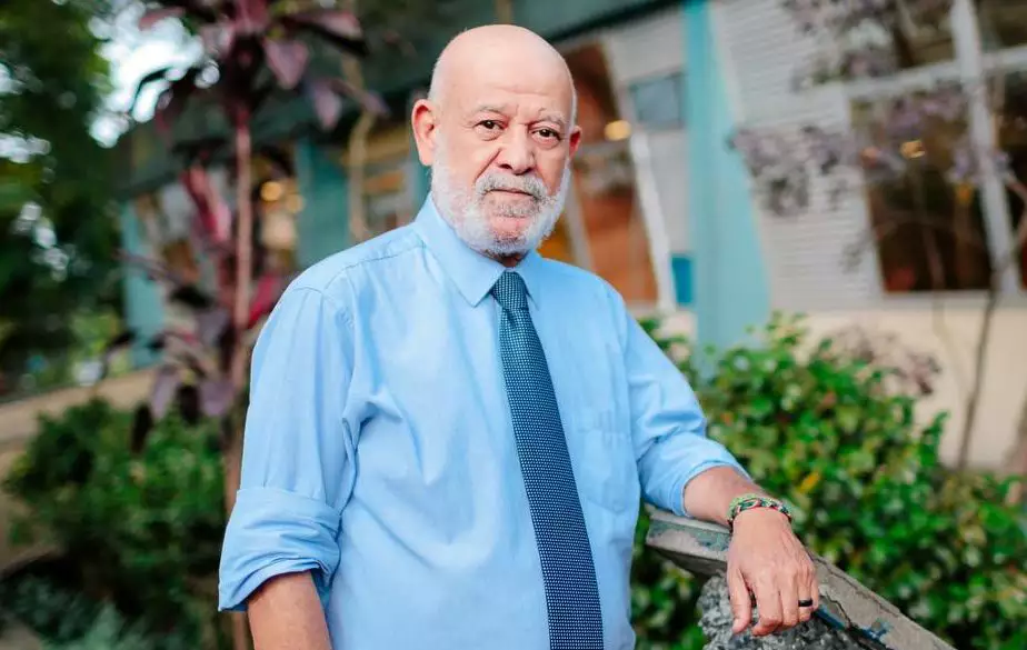 Homem Sênior Pensativo: Rosto da Fundação Perseu Abramo