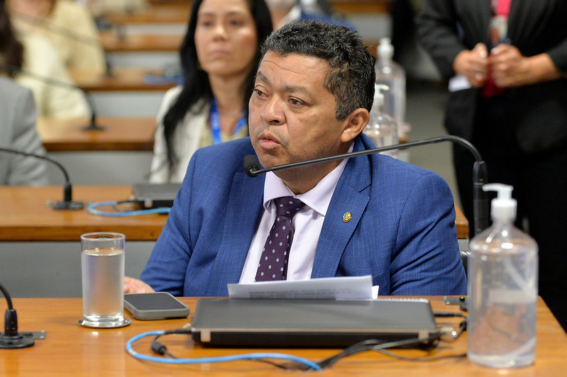 Político Brasileiro em Debate Parlamentar Formal