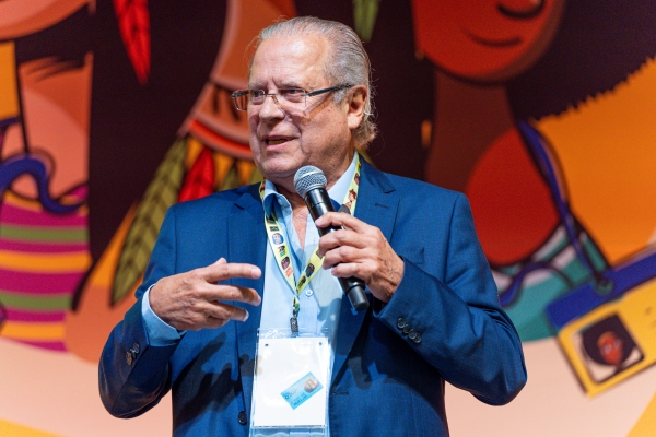 Palestrante Sênior em Evento com Fundo Artístico Vibrante