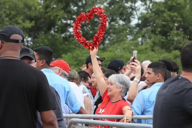 Alegria e solidariedade em evento popular com coração vermelho