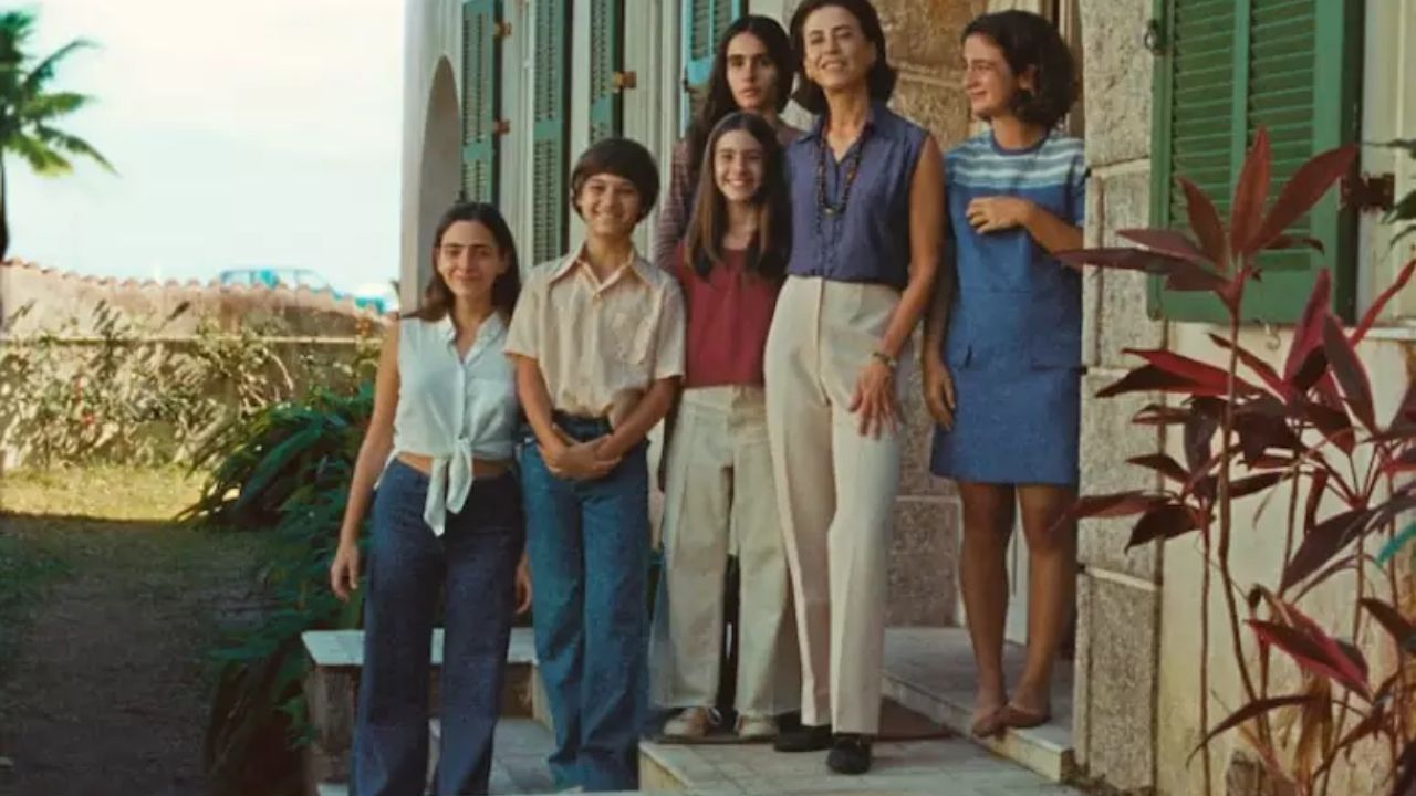 Família em frente à casa: retrato de gerações