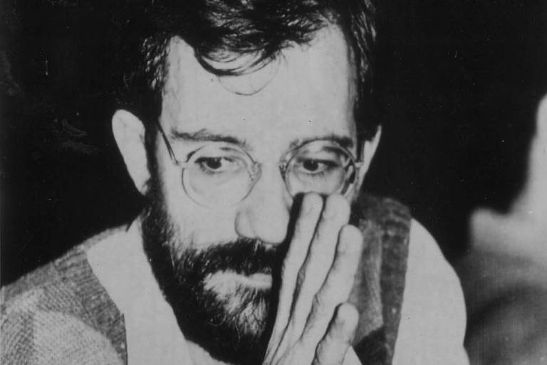 Homem de Óculos e Barba em Reflexão Profunda