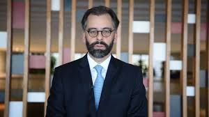 Retrato de Homem Formal: Análise Política e Social