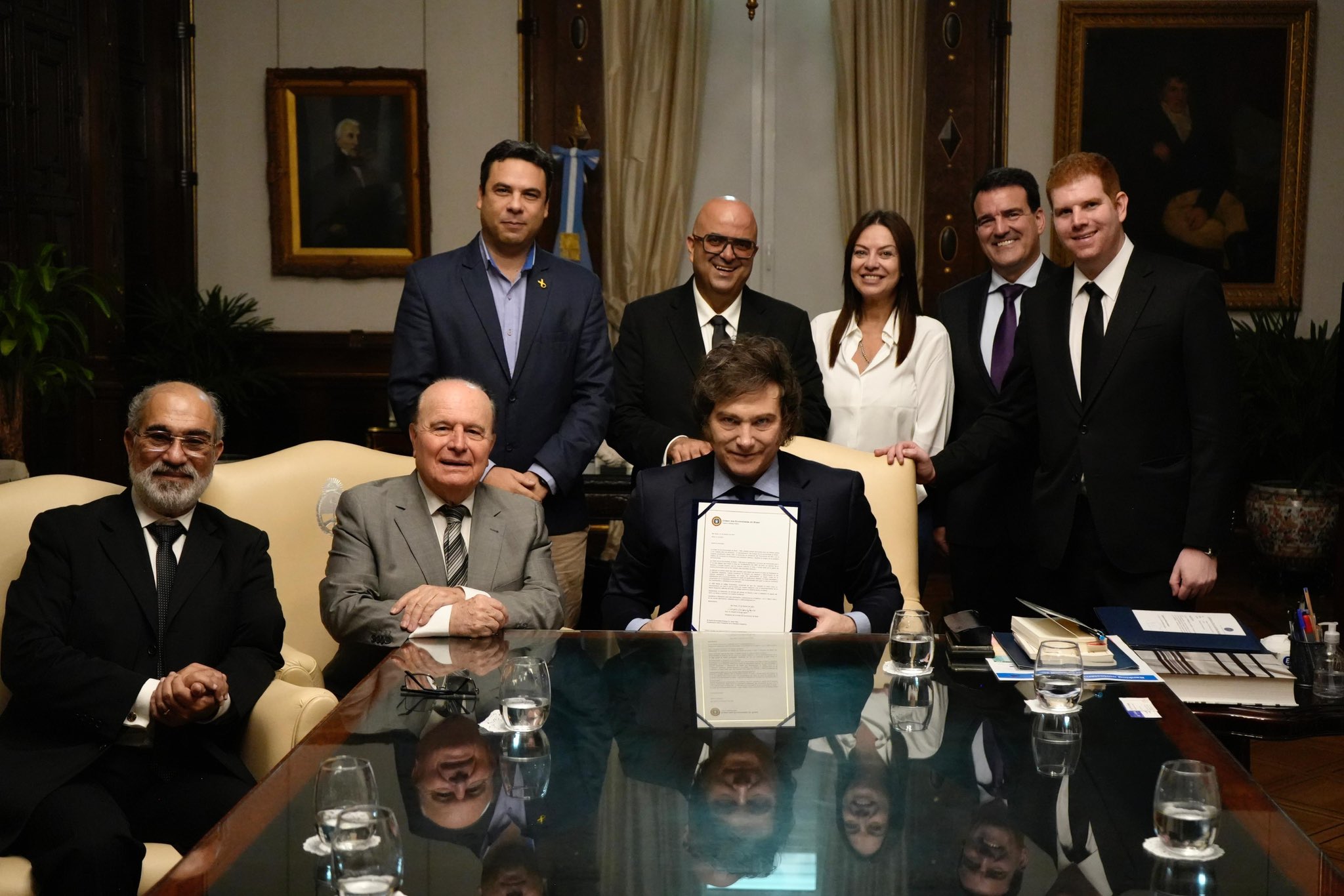 Javier Milei em Reunião Oficial com Equipe de Governo