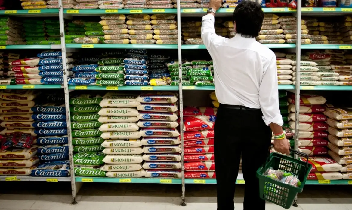 Compras de alimentos básicos e essenciais no supermercado