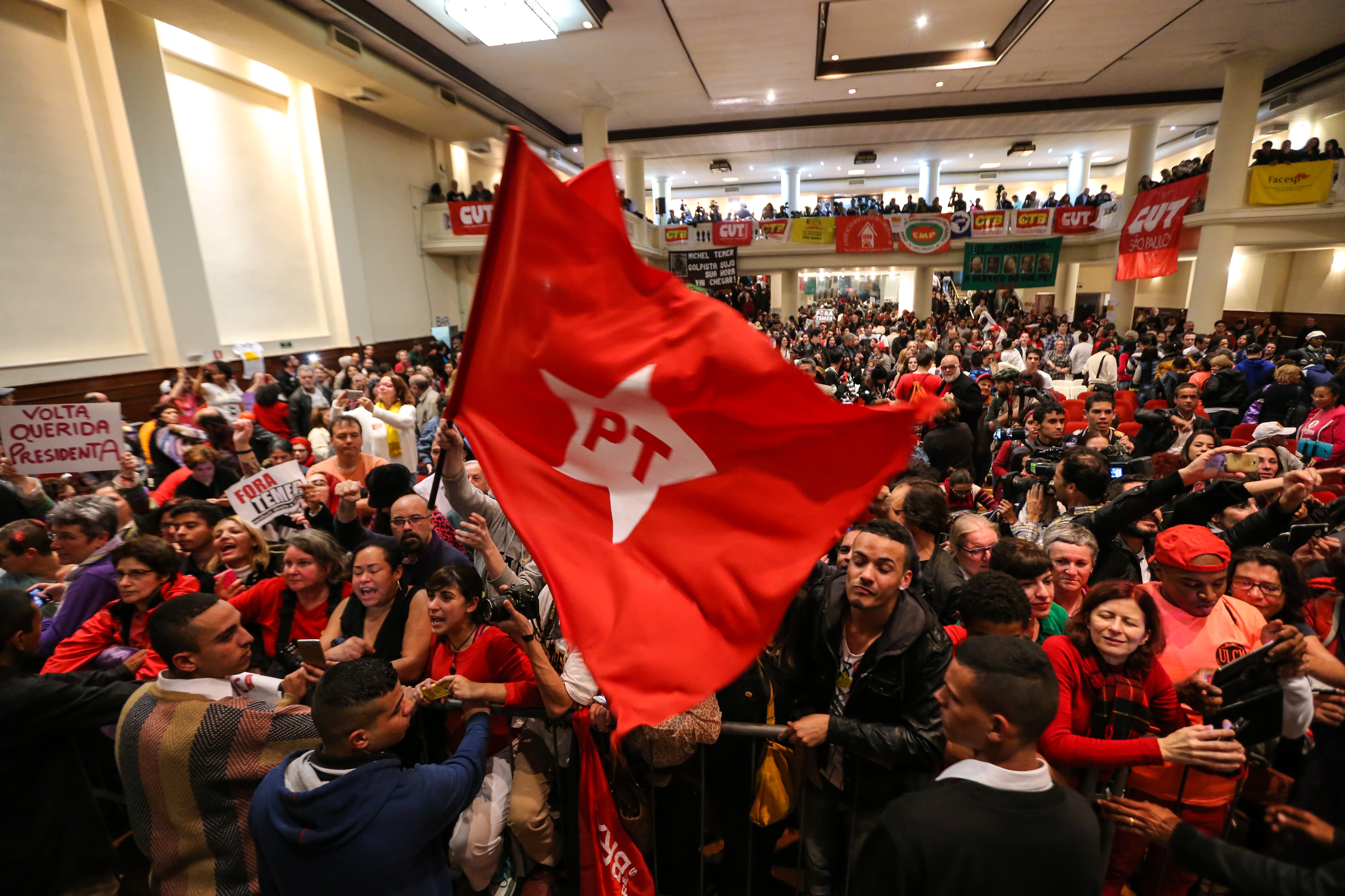 Mobilização Política: Resistência e Apoio Popular no Brasil