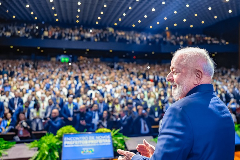 Lula sorridente em encontro com novos prefeitos e prefeitas