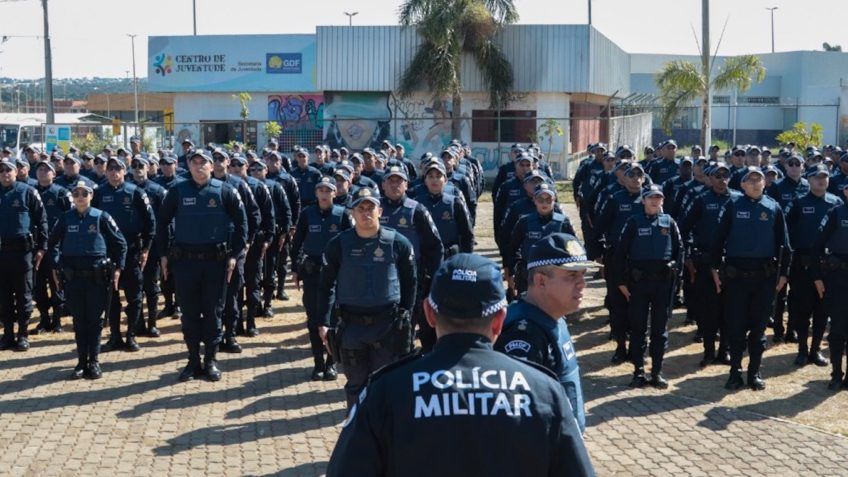 Policiais Militares em Formação em Frente a Centro de Juventude