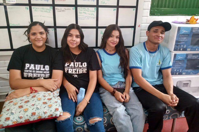 Jovens Estudantes Sorrindo no Centro Paulo Freire