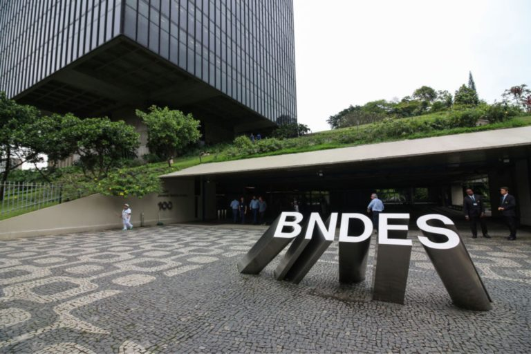 Sede do BNDES: Entrada Principal e Arquitetura Moderna