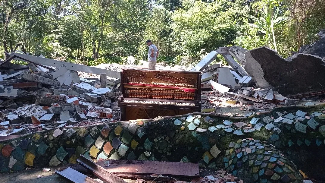 Piano em Ruínas: Memória e Resiliência em Meio à Destruição