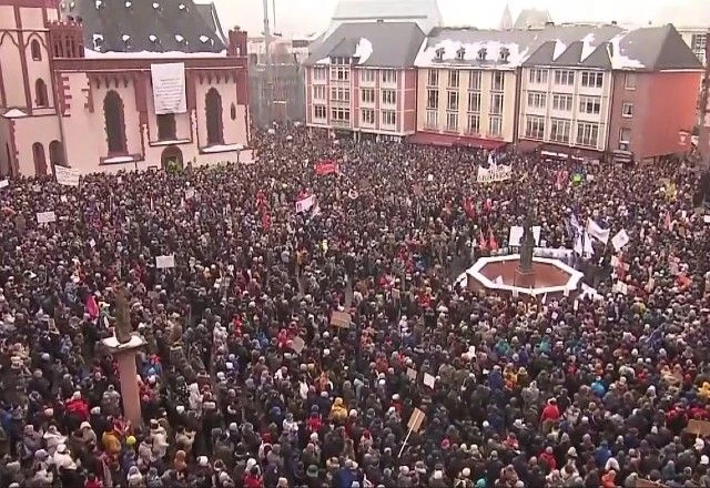 Multidão Manifesta em Praça Histórica Européia