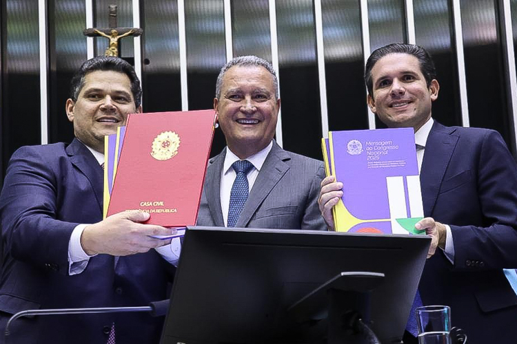 Líderes Políticos Apresentam Documentos Oficiais no Congresso Nacional