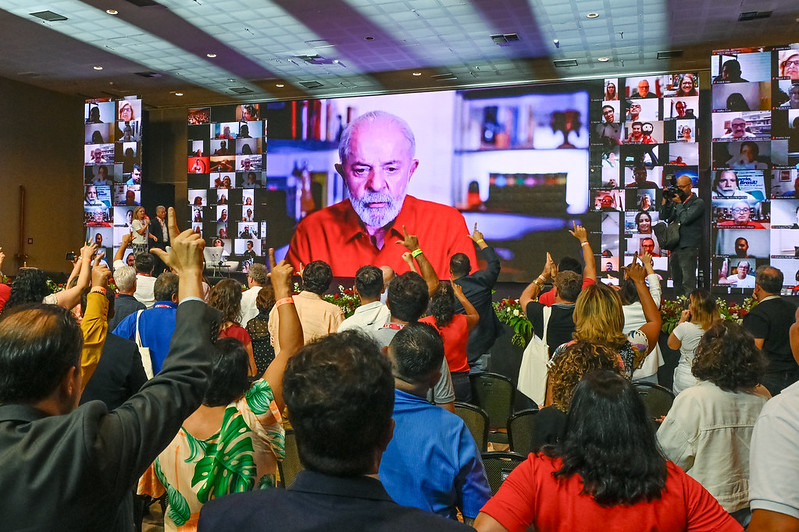 Lula, Multidão e Engajamento Político em Evento Híbrido