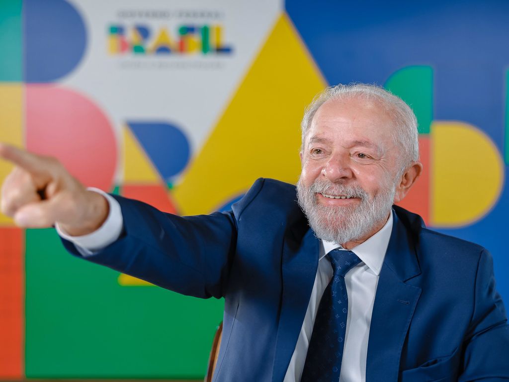 Lula Sorrindo e Apontando, Fundo Governo Brasil