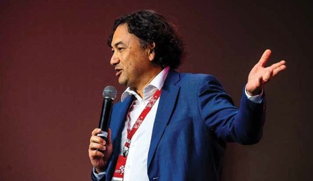 Palestrante Engajado em Conferência com Microfone