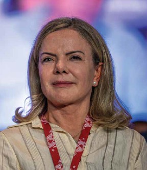 Retrato de Mulher em Evento: Liderança e Engajamento