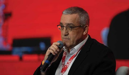 Homem com Microfone em Evento da Fundação Perseu Abramo