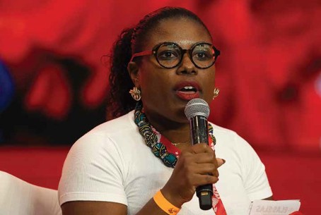 Mulher Negra Palestrante em Evento Político-Cultural