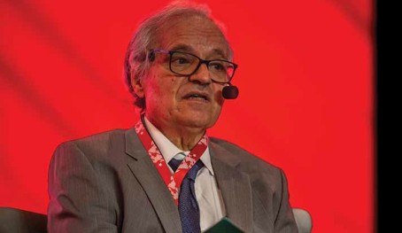 Especialista Debatendo Temas Essenciais em Evento