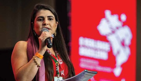 Mulher Palestrante em Evento sobre Desafios Brasileiros