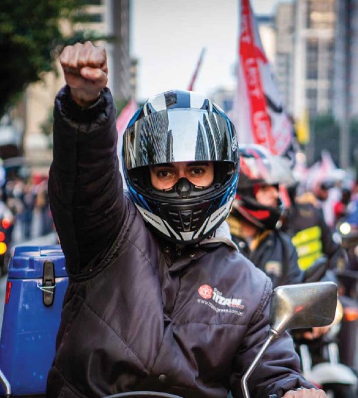 Motoboy em Protesto Levanta Punho Cerrado com Orgulho