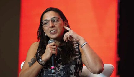 Mulher Palestrante Engajada em Debate Político