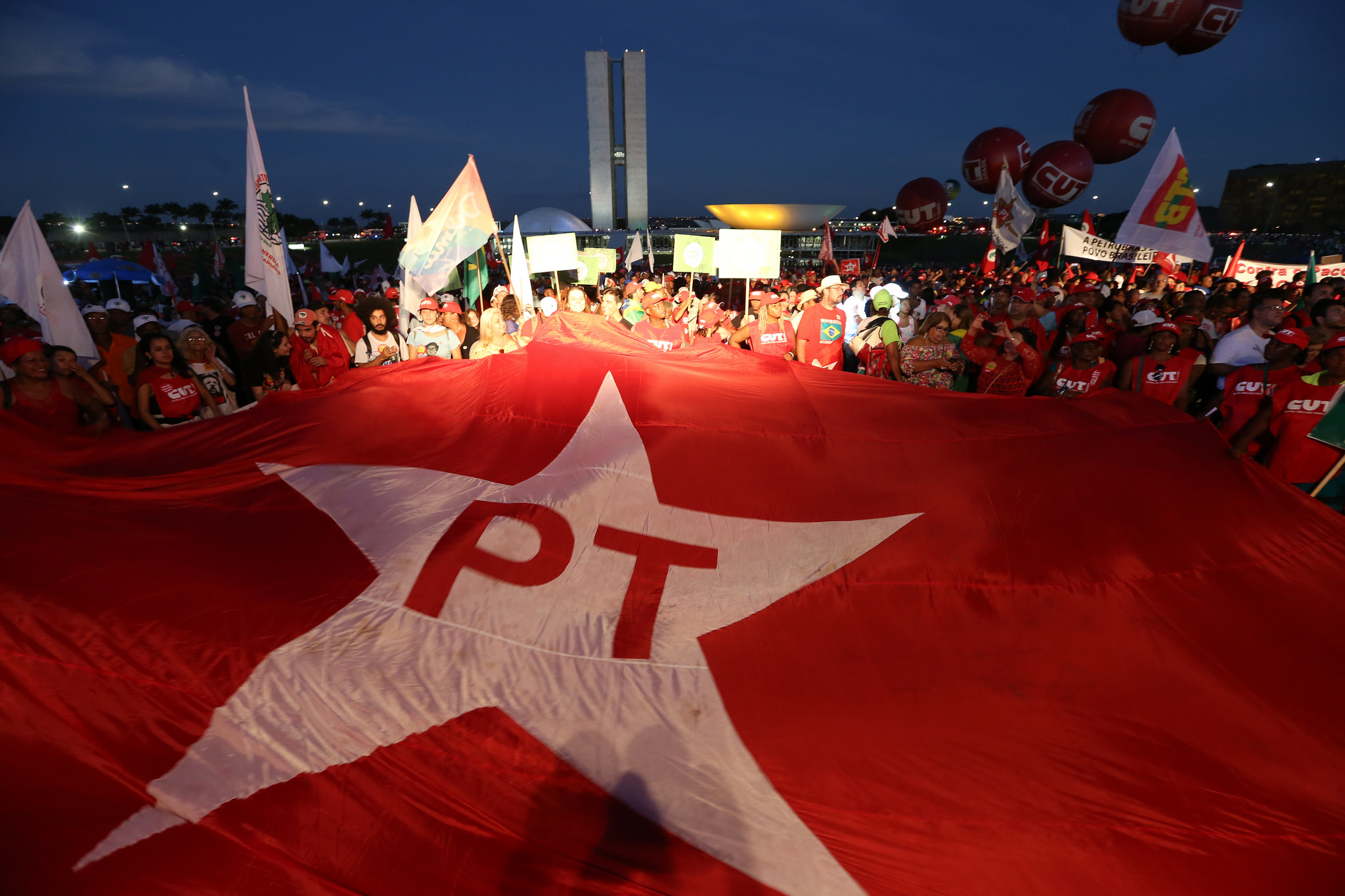 Rally político do PT e CUT em Brasília com Congresso Nacional