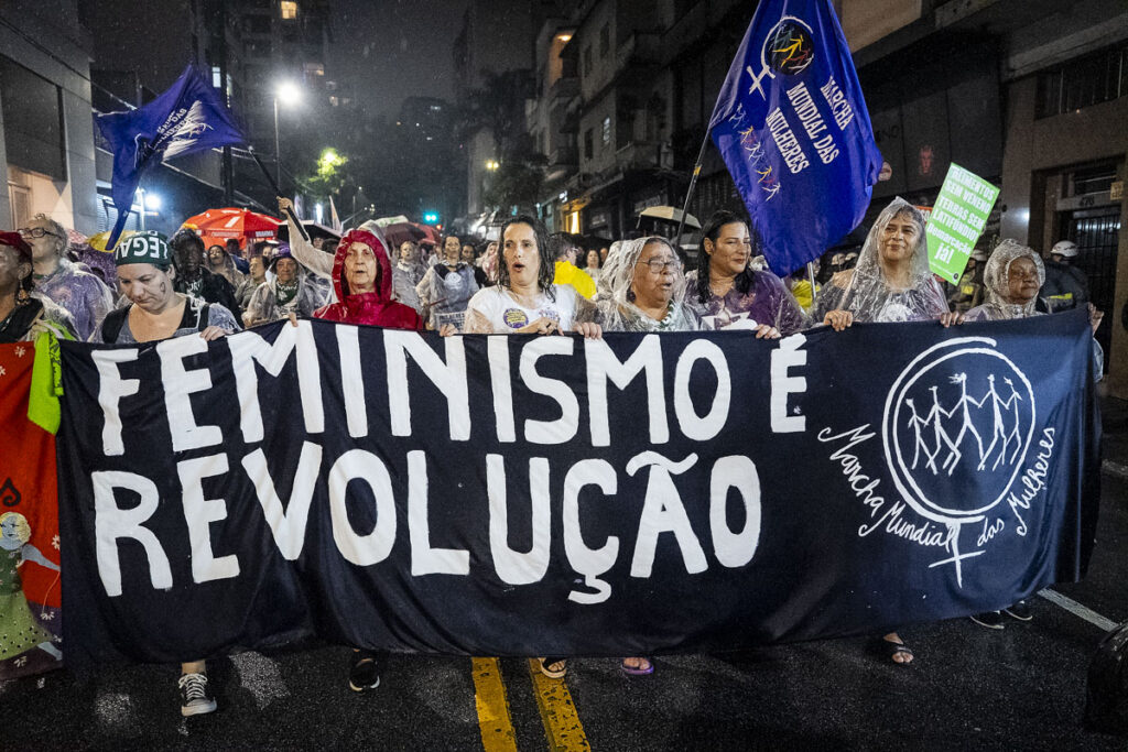 Feminismo é Revolução: Mulheres em Marcha Noturna